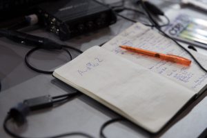 aufgeschlagenes Notizbuch mit Notizen zu AUDIO2