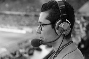 Audio2-Kommentator bei Live-Audiodeskription im Stadion